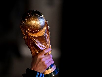 ليونيل ميسي يحمل كأس العالم - 20 ديسمبر 2022 - AFP