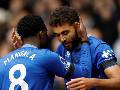 لاعبا إيفرتون أوريل مانغالا ودومينيك كالفرت-لوين خلال مواجهة توتنهام بالدوري الإنجليزي الممتاز - 19 يناير 2025 - REUTERS