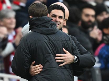 مدربا أرسنال وبرايتون ميكيل أرتيتا وفابيان هورزلر خلال مباراة بين الفريقين - 27 ديسمبر 2025 - REUTERS