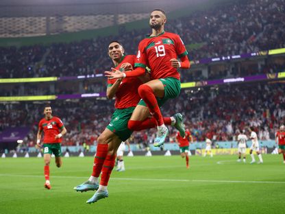 يوسف النصيري يحتفل مع أشرف حكيمي بعد تسجيل هدف الفوز للمغرب ضد البرتغال - 10 ديسمبر 2022 - REUTERS