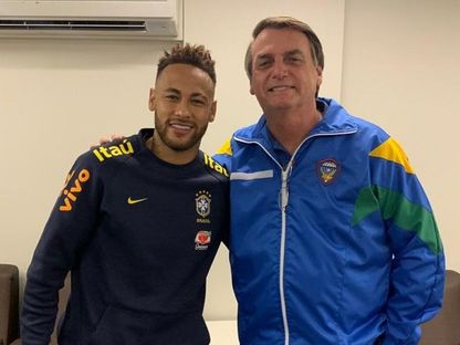 النجم البرازيلي نيمار جونيور (يسار) وإلى جانبه رئيس بلاده جايير بولسونارو - 6 يونيو 2019 - TWITTER/@jairbolsonaro