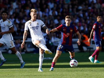 لاعب ريال مدريد المعتزل توني كروس خلال مواجهة كلاسيكو أمام برشلونة في الدوري الإسباني - 28 أكتوبر 2023 - Reuters