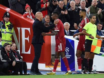 أرني سلوت مدرب ليفربول يصافح لاعبه ألكسندر إيزاك بعد استبداله في مباراة أتلتيكو مدريد بدوري أبطال أوروبا - 17 سبتمبر 2025 - Reuters