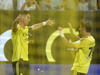 احتفال كريستيانو رونالدو نجم النصر مع مواطنه جواو فيليكس بتسجيل هدف في مرمى الرياض - 20 سبتمبر 2025 - Reuters