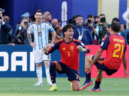 فيران توريس يحتفل أمام ليونيل ميسي بعد فوز إسبانيا بكأس العالم على حساب الأرجنتين - 19 يوليو 2026 - Reuters