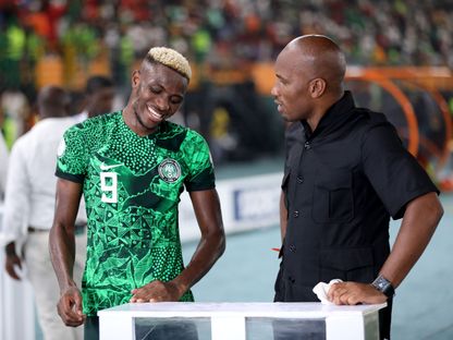 فيكتور أوسيمين يتحدث مع ديدييه دروغبا بعد مباراة بين نيجيريا والكاميرون في كأس الأمم الإفريقية - 27 يناير 2024 - Getty Images