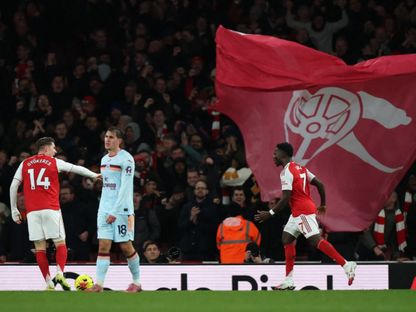 بوكايو ساكا لاعب أرسنال يحتفل بتسجيل هدف أمام برينتفورد في الدوري الإنجليزي الممتاز - 3 نوفمبر 2025 - REUTERS