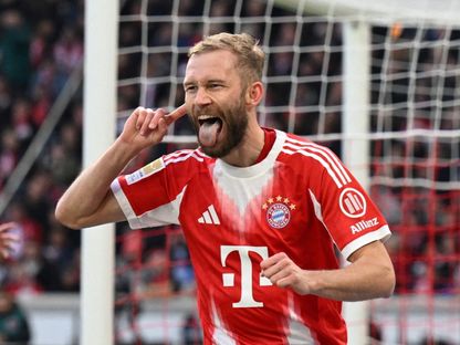 لاعب بايرن ميونيخ كونراد لايمر يحتفل بالتسجيل ضد شتوتغارت في الدوري الألماني - 6 ديسمبر 2025 - Reuters