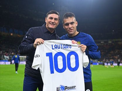 لاوتارو مارتينيز يحتفل بتسجيله 100 هدف مع إنتر ميلان رفقة خافيير زانيتي - 28 فبراير 2024 - X/@Inter