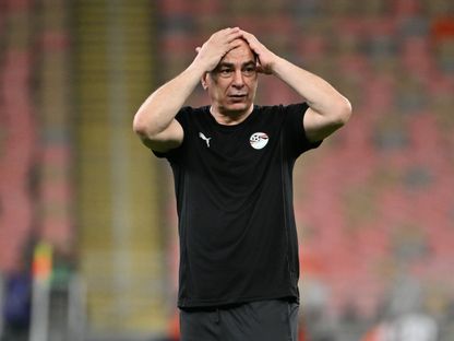 حسام حسن مدرب مصر يحيي الجمهور بعد الفوز على السعودية - 27 مارس 2026 - X/@aawsat_spt