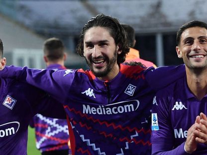 ياسين عدلي مع زميليه في فيورنتينا روبن غونينس ورولاندو ماندراغورا بعد مباراة هيلاس فيرونا في الدوري الايطالي - 10 نوفمبر 2024 - Reuters