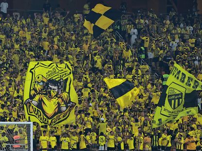 مشجعون للاتحاد خلال مواجهة الهلال في الدوري السعودي - 24 أكتوبر 2025 - REUTERS