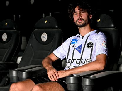 ياسين عدلي لاعب الشباب الجديد خلال جلسة تصويرية في ملعب الفريق - 10 سبتمبر 2025 - X/@AlShababSaudiFC