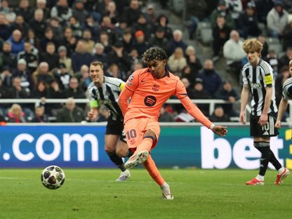 لامين يامال يسجل من ركلة جزاء هدف التعادل لبرشلونة بمواجهة نيوكاسل في ذهاب ثمن نهائي دوري أبطال أوروبا - 10 مارس 2026 - Reuters