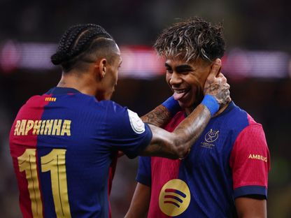 لامين يامال جناح برشلونة يحتفل بهدف أمام ريال مدريد مع رافينيا في نهائي السوبر الإسباني بجدة - 12 يناير 2025 - Reuters