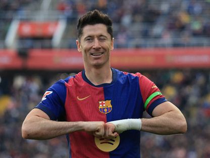 روبرت ليفاندوفسكي مهاجم برشلونة يحتفل بهدفه أمام ألافيس في الدوري الإسباني - 2 فبراير 2025 - Reuters