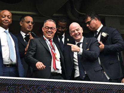 رئيس الاتحاد المغربي لكرة القدم فوزي لقجع متوّسطاً رئيسَي "فيفا" و"كاف" جياني إنفانتينو وباتريس موتسيبي قبل مباراة بين المغرب وكندا في كأس العالم - 4 يوليو 2026 - Action Images via Reuters