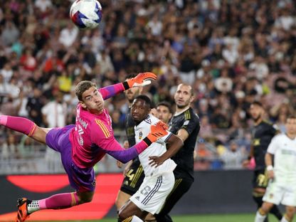 حارس مرمى لوس أنجلوس غالاكسي جوناثان كلينسمان خلال مواجهة لوس أنجلوس إف سي - 4 يوليو 2023 - Reuters