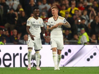 توني كروس يحتفل مع فينيسيوس جونيور بتسجيله هدفاً لريال مدريد في مرمى بوروسيا دورتموند بنهائي دوري أبطال أوروبا - 1 يونيو 2024 - REUTERS