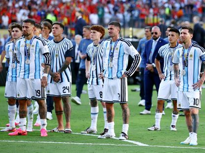 لاعبي منتخب الأرجنتين يقفون أمام جمهورهم بعد خسارة نهائي كأس العالم ضد إسبانيا - 20 يوليو 2026 - Reuters