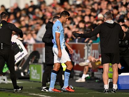 رودري يخرج مصاباً من مباراة برينتفورد ومانشستر سيتي بالدوري الإنجليزي الممتاز - 5 أكتوبر 2025 - Reuters