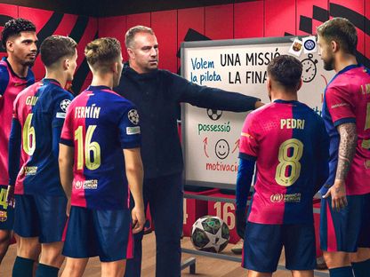 صورة تعبيرية لمدرب برشلونة هانزي فليك في اجتماع مع لاعبيه - 29 أبريل 2025 - X@FCBarcelona