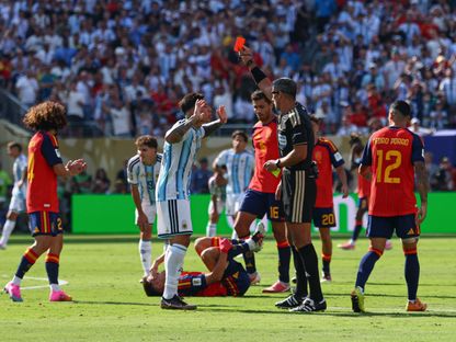طرد إنزو فيرنانديز لاعب الأرجنتين بعد حصوله على بطاقة صفراء ثانية إذر تدخل عنيف على باو كوبارسي في نهائي كأس العالم - 19 يوليو 2026 - REUTERS