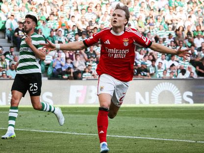 احتفال أندرياس شيلدراب لاعب بنفيكا بتسجيل هدف في مرمى سبورتينغ لشبونة في قمة الدوري البرتغالي - 19 أبريل 2026 - X/@