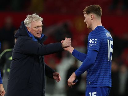 دافيد مويس يحيي لاعبه جاك أوبريان بعد مباراة مانشستر يونايتد وإيفرتون بالدوري الإنجليزي الممتاز - 24 نوفمبر 2025 - Reuters