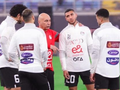 مدرب المنتخب المصري حسام حسن في حديث مع اللاعبين في تدريبات الفراعنة - 20 مارس 2024 - Fb/@EFA