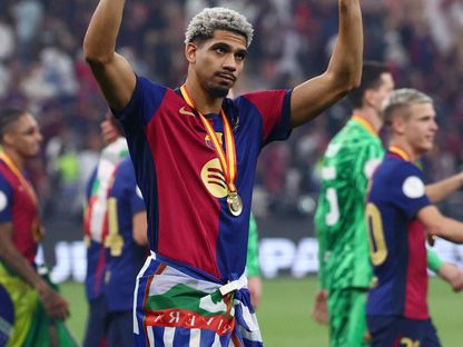 رونالد أراوخو خلال احتفالات تتويج برشلونة بلقب كأس السوبر الإسباني - 12 يناير 2025 - Reuters