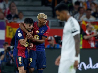 قذيفة بيدري تكلل هيمنة برشلونة في الشوط الأول واستسلام ريال مدريد