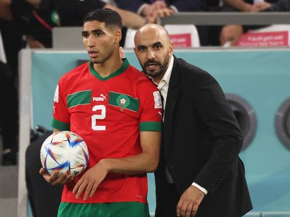 مدرب المغرب وليد الركراكي وأشرف حكيمي خلال مباراة ضد إسبانيا في كأس العالم 2022 - 6 ديسمبر 2022 - REUTERS