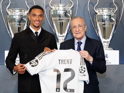 ترينت ألكسندر أرنولد وفلورنتينو بيريز رئيس ريال مدريد خلال تقديمه كلاعب جديد للنادي - 12 يونيو 2025 - Real Madrid FC