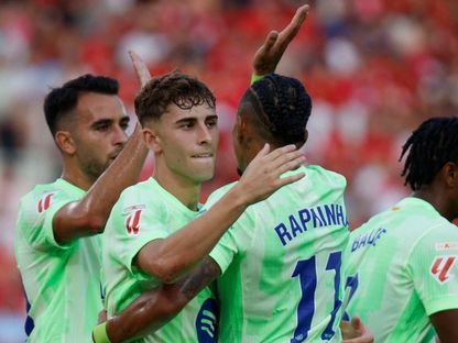 لاعبو برشلونة يحتفلون بهدف في مباراة ريال مايوركا بالدوري الإسباني 16-8-2025 - Reuters