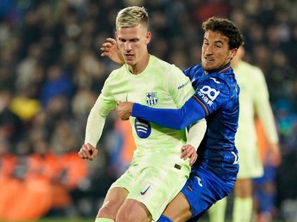 داني أولمو لاعب برشلونة في التحام مع لويس ميا لاعب خيتافي في الدوري الإسباني - 18 يناير 2025 - Reuters