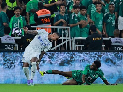 لقطة تدخل زكريا هوساوي (الأهلي) على مالكوم (الهلال) في كلاسيكو دوري روشن السعودي - 19 سبتمبر 2025 - Reuters