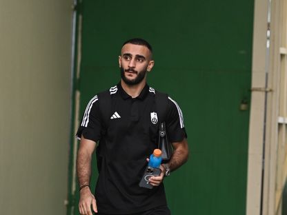 محمد المجحد أثناء التوجه مع فريقه الأهلي إلى الرياض لخوض مباراة النصر بالدوري السعودي - 21 سبتمبر 2023 - X @ALAHLI_FC
