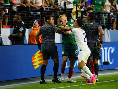 اشتباك بين لاعبي منتخب أميركا والمكسيك خلال مواجهة المنتخبين - 16 يونيو 2023 - reuters