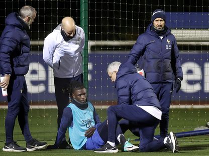 إدواردو كامافينغا يتلقى العلاج بعد إصابته خلال حصة تدريبية مع منتخب فرنسا - 15 نوفمبر 2023 - AFP