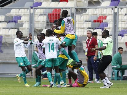 احتفال لاعبي منتخب السنغال بتسجيل هدف الفوز في مرمى الكونغو بكأس إفريقيا تحت 17 سنة - 30 أبريل 2023  - CAF/twitter 