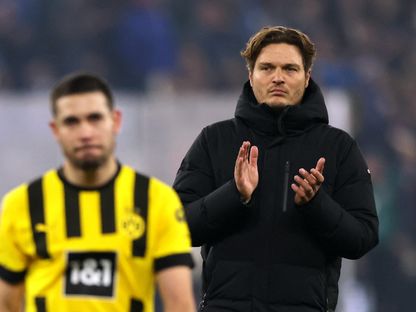 إيدن ترزيتش مدرب بوروسيا دورتموند الألماني يحيي الجماهير بعد نهاية مباراة شالكة - 11 مارس 2023 - REUTERS