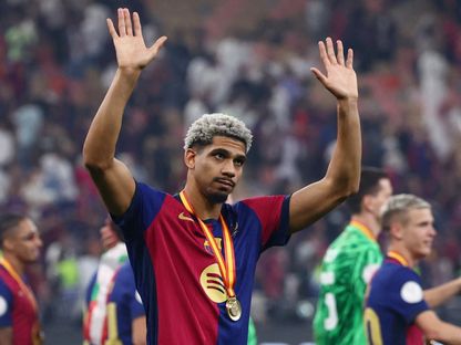رونالد أراوخو خلال احتفالات تتويج برشلونة بلقب كأس السوبر الإسباني - 12 يناير 2025 - Reuters