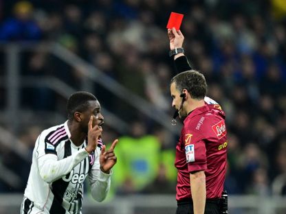 الحكم فيديريكو لا بينا يُشهر البطاقة الحمراء في وجه بيير كالولو خلال مباراة إنتر ويوفنتوس بالدوري الإيطالي - 14 فبراير 2026 - Reuters