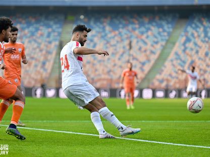 حمدي المثلوثي لاعب الزمالك يمرر كرة عرضية داخل منطقة جزاء فريق بروكسي - 9 مايو 2023 - https://www.facebook.com/ZSCOfficial