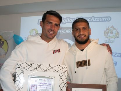 حمزة رفيع لحظة نيل جائزة أفضل لاعب بنادي بيسكارا الإيطالي - 2 أبريل 2023  - twitter/@PescaraCalcio