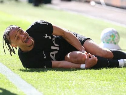 تشافي سيمونز يتألم من الإصابة خلال مباراة توتنهام وولفرهامبتون بالدوري الإنجليزي الممتاز - 25 أبريل 2026 - @THFC/x