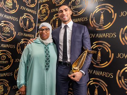 المغربي أشرف حكيمي يحمل جائزة الرياضي العربي المفضل إلى جانب والدته في الرياض - 21 يناير 2023  - Twitter/@RiyadhSeason