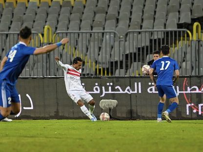محمد عبد الشافي يمرر كرة عرضية في مباراة الزمالك وسموحة بالدوري المصري 13-2-2023 - Twitter/Zamaleksc
