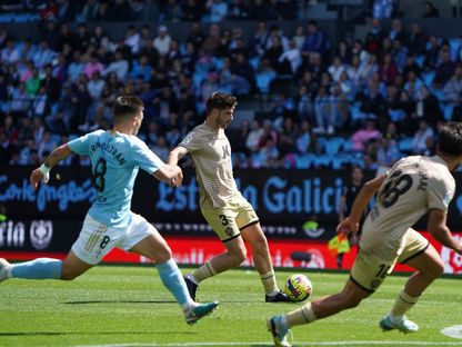 صراع على الكرة بين لاعبي ألميريا وسيلتا فيغو خلال مواجهة الفريقين في الدوري الإسباني - 2 إبريل 2023 - https://twitter.com/U_D_Almeria
